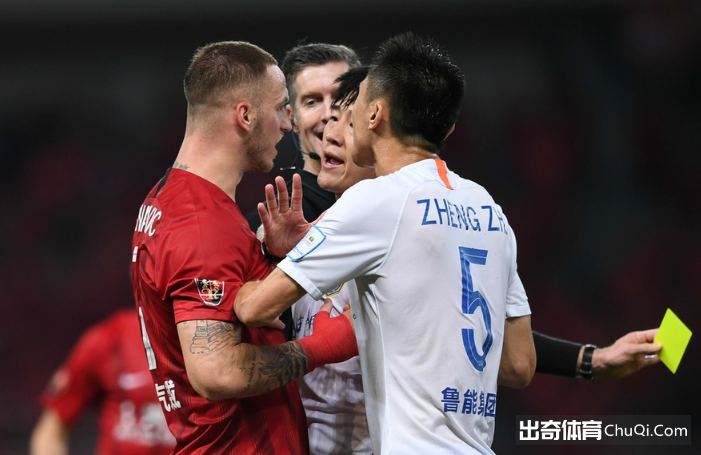 刘洋暴力犯规染红反思，不要让暴力足球毁了中国足球