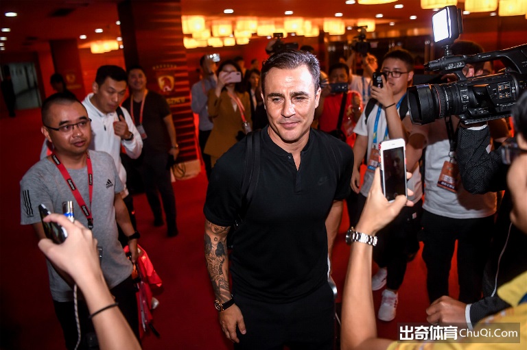 出奇早报：戈麦斯惨遭断腿，拜仁主帅科瓦奇下课