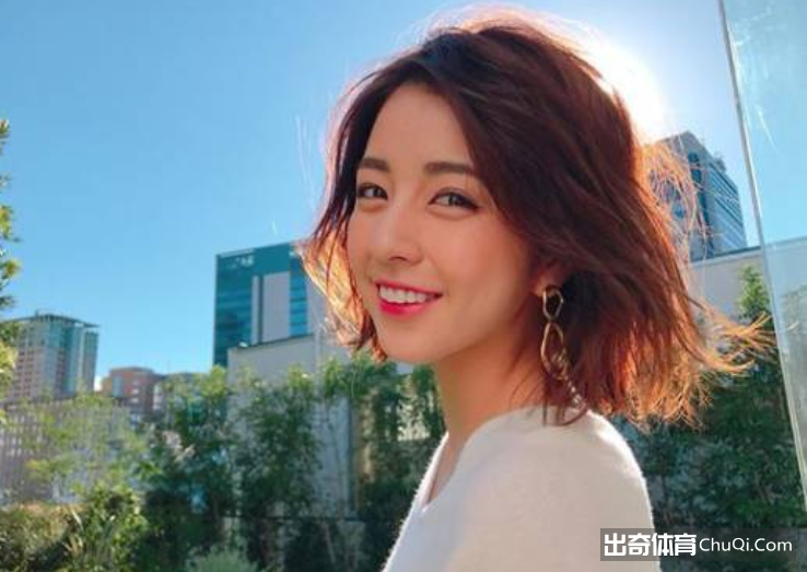 凹凸有致！利物浦前锋南野拓实女友柳百合菜
