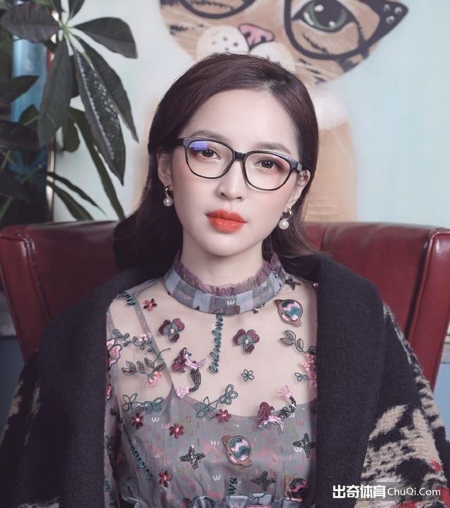 今日图集：最美台球女裁判王钟瑶