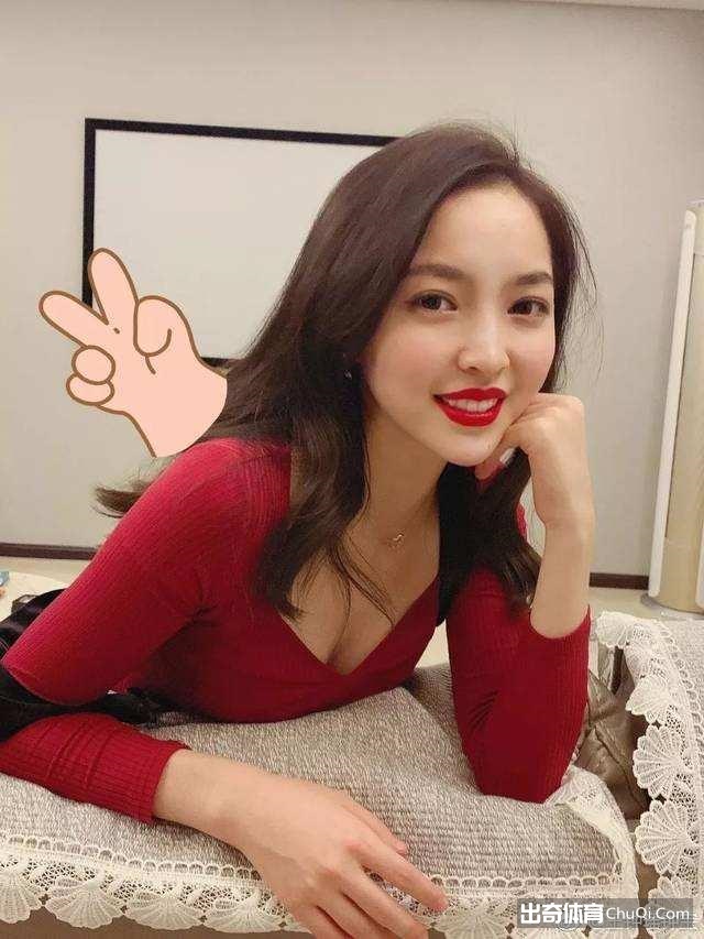 今日图集：最美台球女裁判王钟瑶