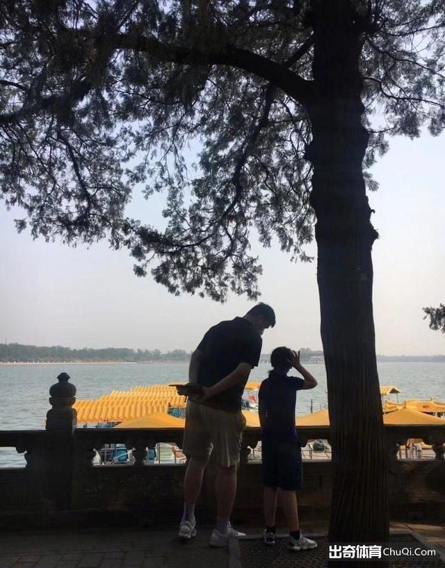 姚明带女儿游玩颐和园，姚主席戴口罩也被秒认