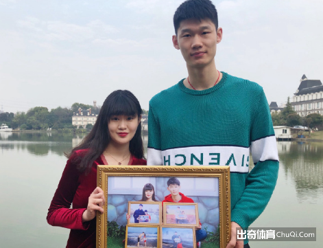 结束6年爱情长跑！胡金秋昨日正式和女友领证结婚