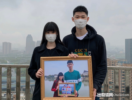 结束6年爱情长跑！胡金秋昨日正式和女友领证结婚