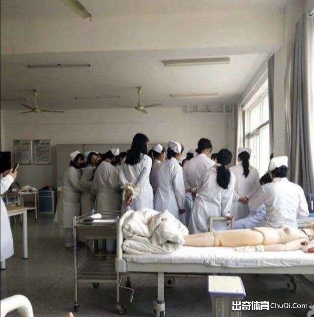 她们在看什么？