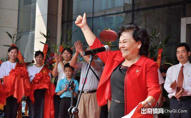 30万搞定大罗，1430万签约卡卡，幕后女老板被限制出境