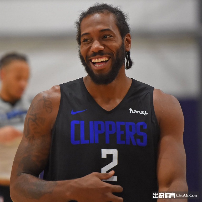 开怀大笑！NBA官方晒出伦纳德今日训练照