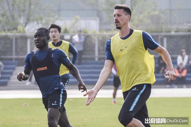【出奇早报】巴黎1-0圣埃蒂安夺法国杯 AC米兰1-1平亚特兰大