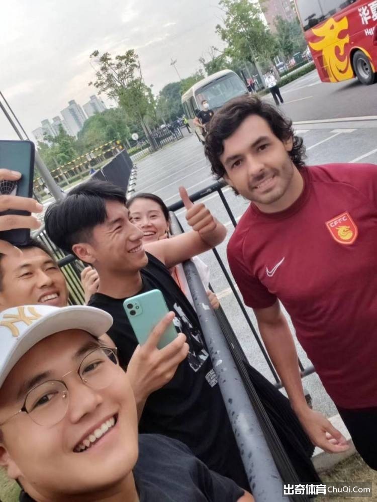 面临处罚？高拉特未戴口罩与球迷合影