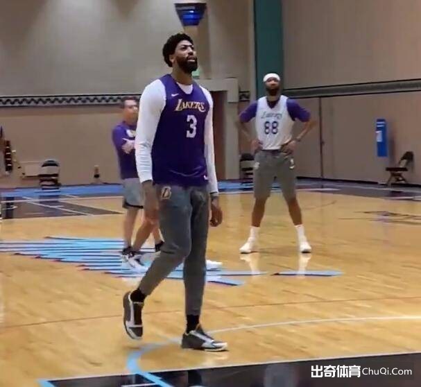 【出奇早报】伊布两射一传米兰4-1桑普 尤文0-2不敌卡利亚里