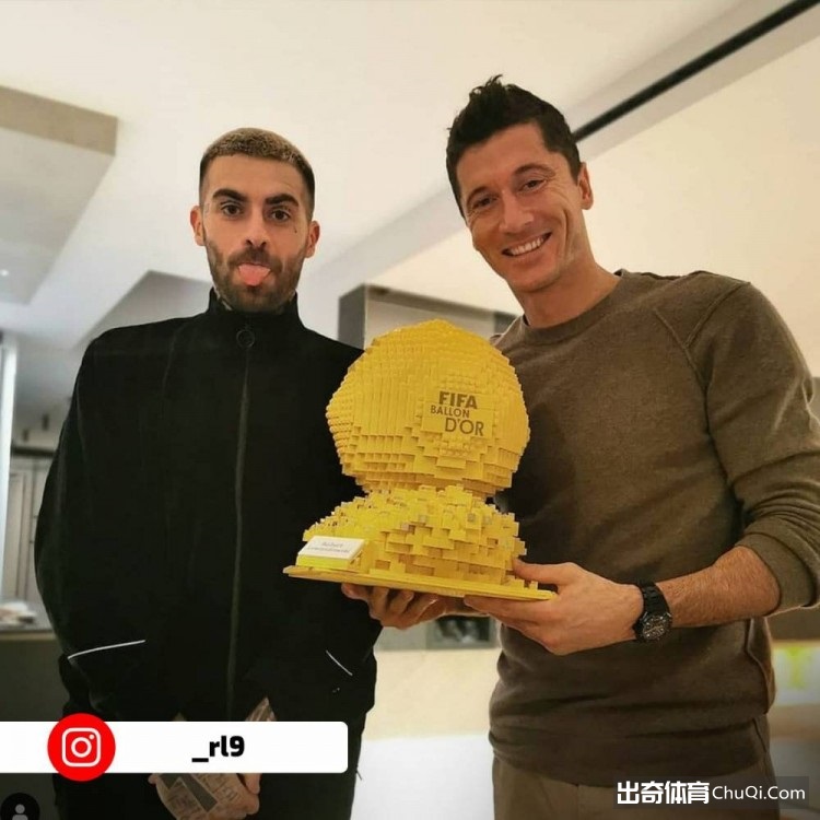 波兰神锋错失金球？莱万收到球迷自制的金球奖杯