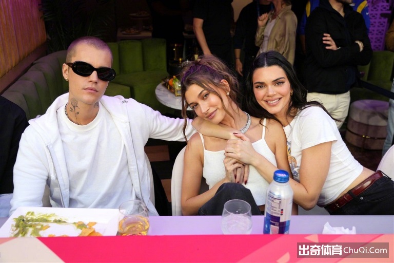 比伯夫妇和布克詹娜VIP包厢观看超级碗