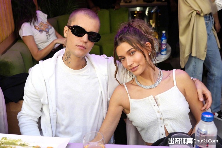 比伯夫妇和布克詹娜VIP包厢观看超级碗