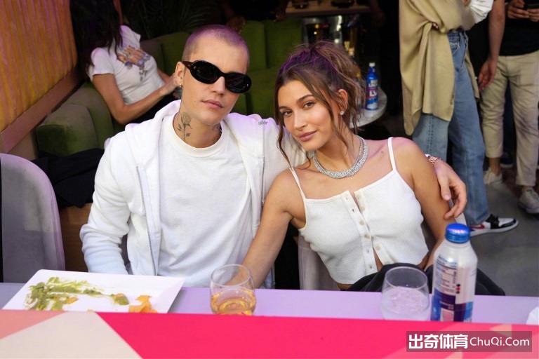 比伯夫妇和布克詹娜VIP包厢观看超级碗