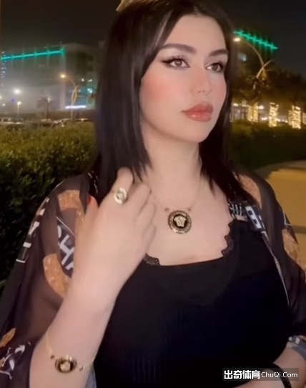 强奸案嫌疑人托马斯娇妻心情大好，晒自拍+超大戒指