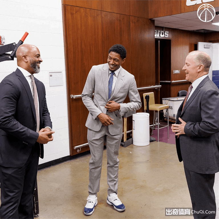 组图：5年2.51亿到手！比尔正装出席签约仪式