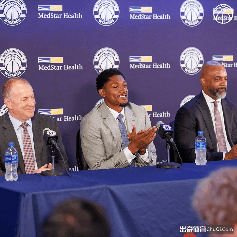 组图：5年2.51亿到手！比尔正装出席签约仪式