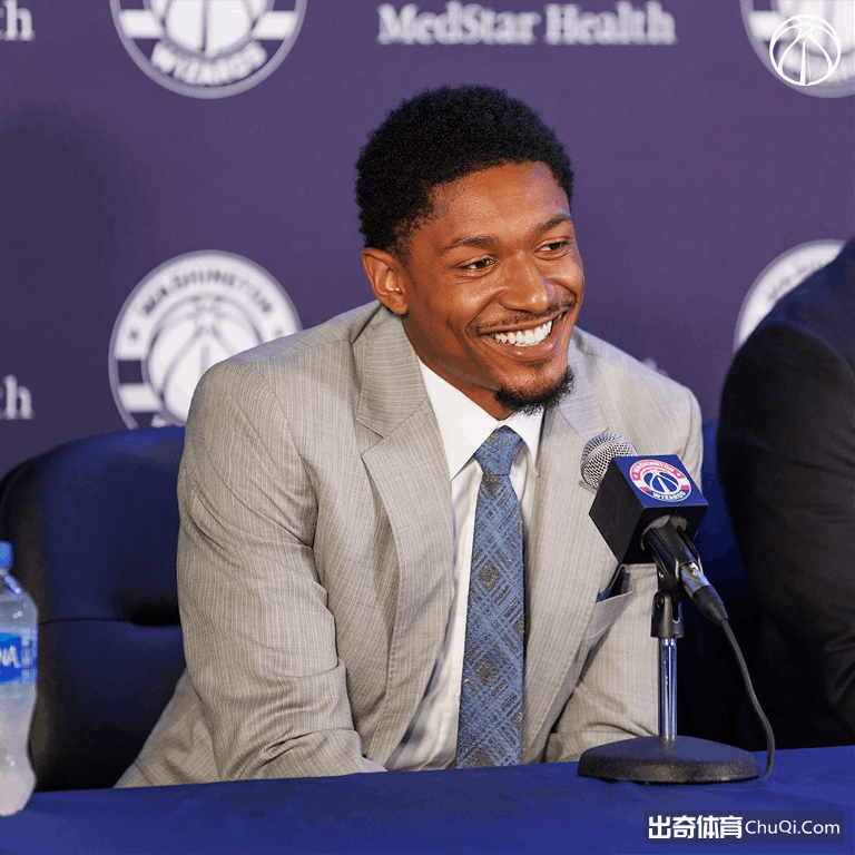 组图：5年2.51亿到手！比尔正装出席签约仪式