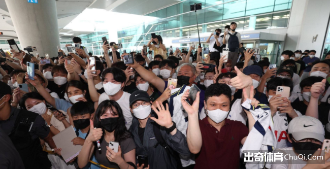 孙兴慜亲自接机！热刺开启韩国季前热身赛之旅