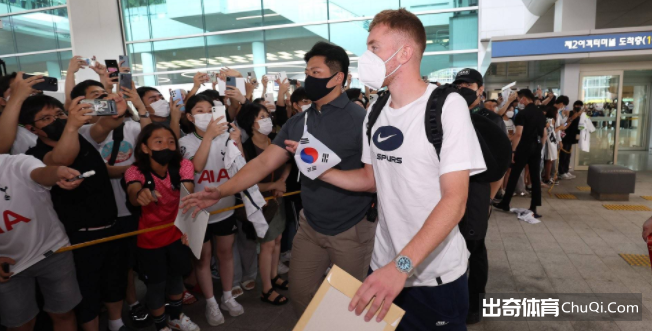 孙兴慜亲自接机！热刺开启韩国季前热身赛之旅