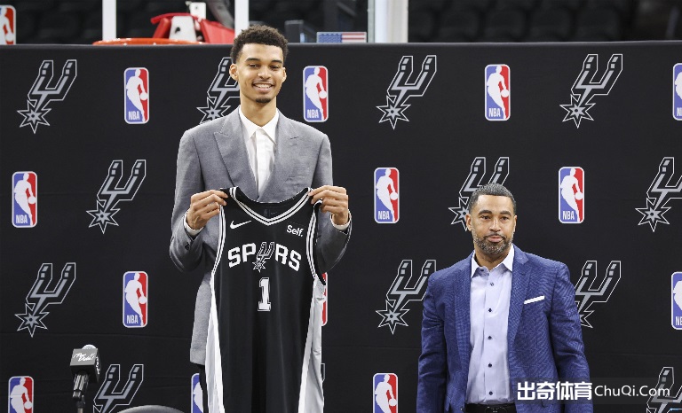 马刺总经理：文班需要一些时间 我们的年轻球员们会和他一起成长