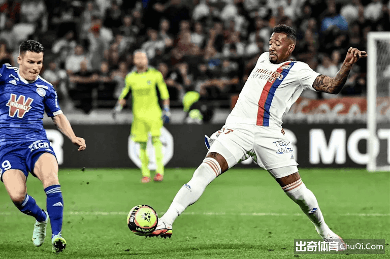 队报记者:博阿滕有法律方面问题,他伤病太多态度好也没用