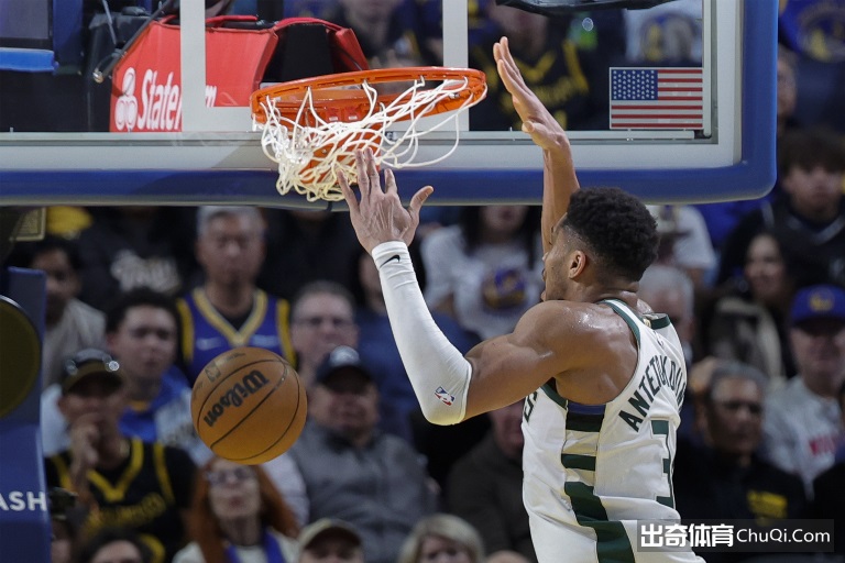 很全面！字母哥生涯至今32场至少30分10助 历史大前锋位置最多