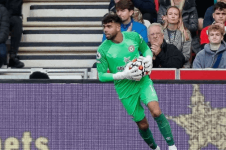 布伦特福德官方：门将拉亚左膝受伤，预计伤缺4-5个月