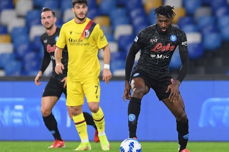 意甲-法比安世界波因西涅点射双响 那不勒斯3-0博洛尼亚登顶