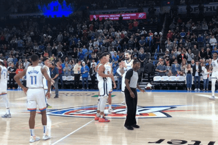 尴尬了！灰熊雷霆之战，双方均身穿白色球衣出战