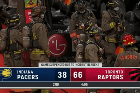 猛龙主场音响着火，比赛一度被迫暂停