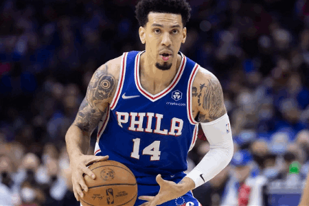 丹尼-格林左膝前交叉韧带和外侧交叉韧带撕裂