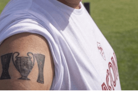 穆里尼奥展示三大杯奖杯文身：只有我能这么做