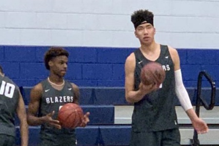 余嘉豪：我和布朗尼一起打球一起玩 詹姆斯把我们当做侄子看待