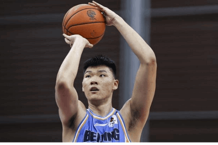 范子铭：很长时间都不太知道篮球是圆是方了 只能在房间徒手训练