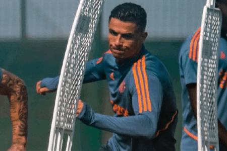 滕哈赫：C罗没有参加季前赛 这是适应赛季的基础