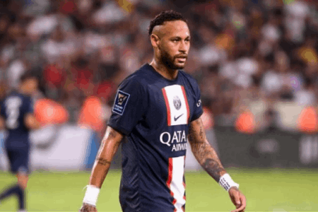 内马尔当年掌掴雷恩球迷后，巴黎水军对受害者发起攻击