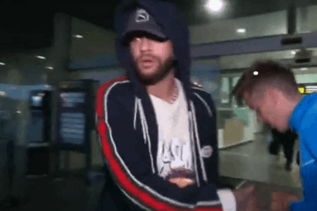 内马尔已经抵达巴塞罗那，将出席转会巴萨欺诈案庭审