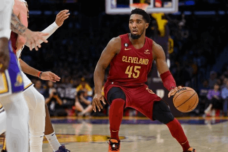 进攻利器！米切尔17中10&13罚12中轰全场最高33分 率骑士逆转