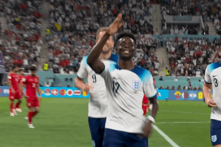 梅开二度，萨卡内切后推射远角的手