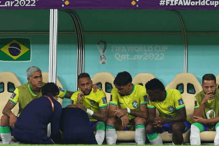 巴西队医：达尼洛伤势不重 内马尔脚踝肿胀还需进一步观察