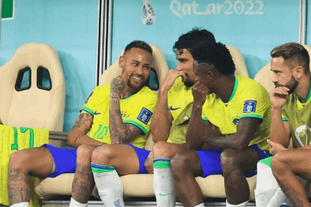 揪心！内马尔被拍到走回更衣室时一瘸一拐