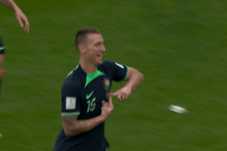 米奇-杜克回头望月式头球破门，打入个人世界杯首球