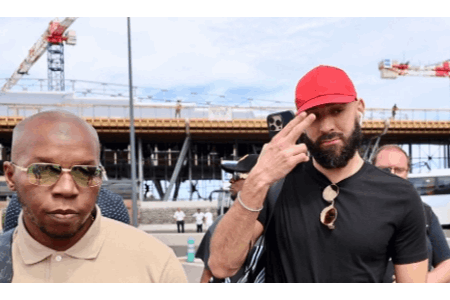 本泽马抵达留尼汪岛机场，将会休假一周