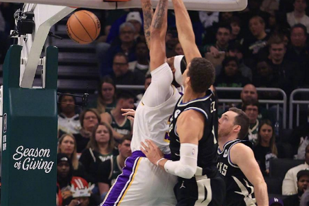 NBA：浓眉哥44+10 詹姆斯28+8+11 字母哥40+7+5 湖人力克雄鹿