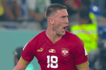 弗拉霍维奇禁区内劲射破门，打入个人世界杯首球