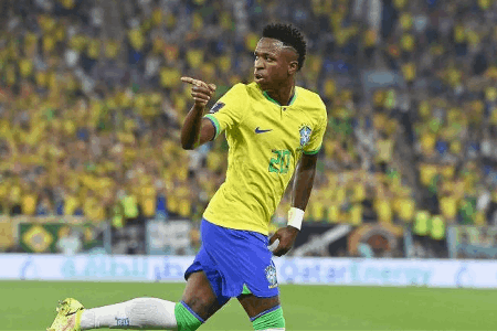 维尼修斯：我们要继续跳舞直到决赛，本场胜利属于贝利