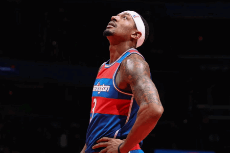 比尔腿筋扭伤至少缺席一周