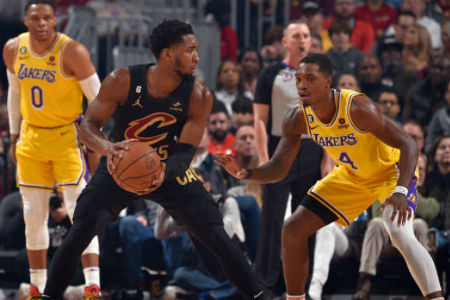 NBA：米切尔43+6+5 詹姆斯21+17 浓眉因病退赛 骑士双杀湖人