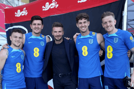 贝克汉姆造访英格兰队训练基地，与球员们亲切交流并合影留念